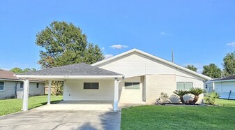 320 Bell Ave in Bridge City, TX - Building Photo