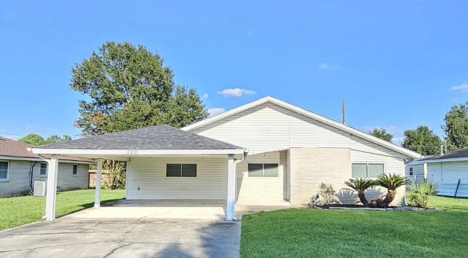 320 Bell Ave in Bridge City, TX - Building Photo