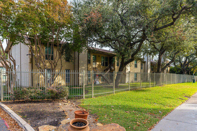 One Stepping Place in Dallas, TX - Building Photo - Building Photo