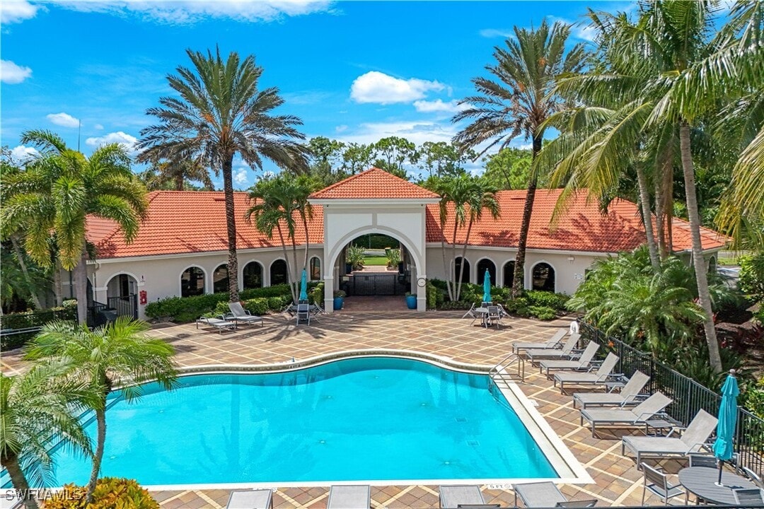 12854 Carrington Cir in Naples, FL - Foto de edificio