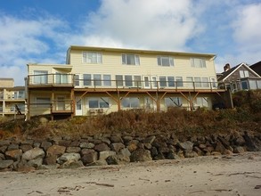 3929 NW Jetty Ave in Lincoln City, OR - Building Photo - Building Photo