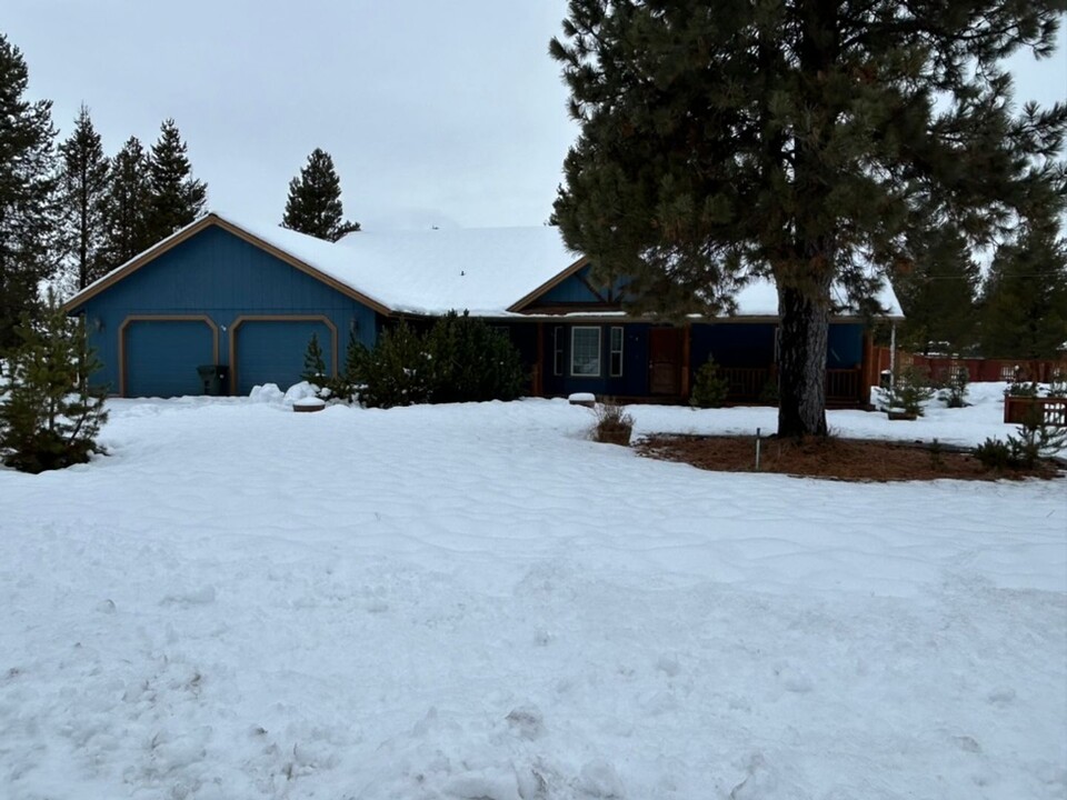 53185 Riverview Dr in La Pine, OR - Foto de edificio