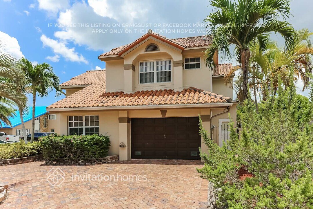 14350 SW 110th Terrace in Miami, FL - Foto de edificio