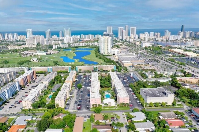 200 NE 12th Ave in Hallandale Beach, FL - Foto de edificio - Building Photo