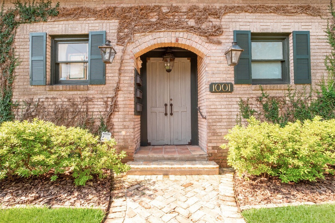 1001 Bomar St in Houston, TX - Building Photo