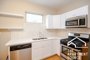 2447 N Clybourn Ave, Unit 1R in Chicago, IL - Building Photo