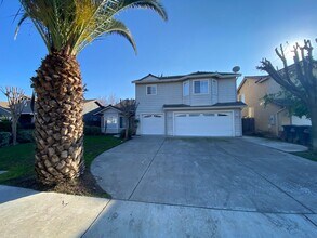 703 W Russell Ave in Visalia, CA - Building Photo - Building Photo