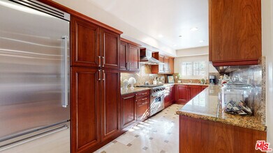 118 S Clark Dr in Los Angeles, CA - Building Photo - Building Photo