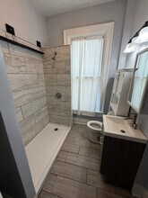 818 Oak St, Unit Apt 4 in Cincinnati, OH - Foto de edificio - Building Photo