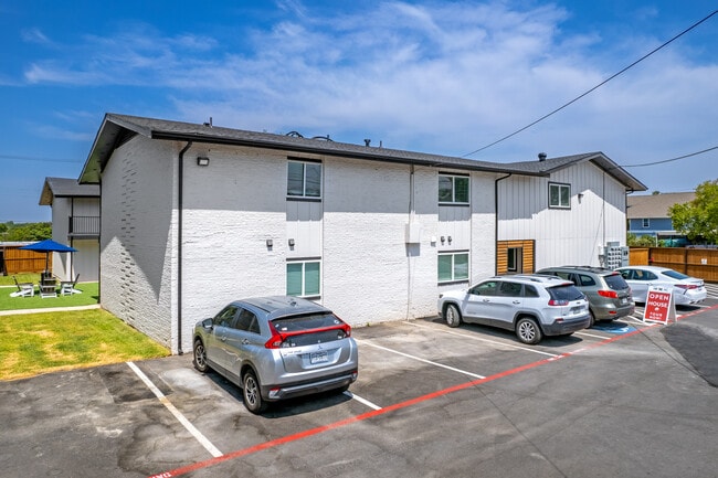 Hoskins 90 at Bishop Ridge in Dallas, TX - Building Photo - Building Photo