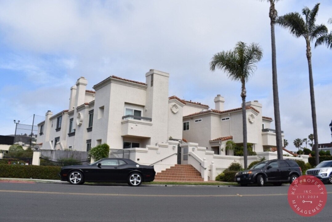 7561 LA JOLLA Blvd in La Jolla, CA - Building Photo