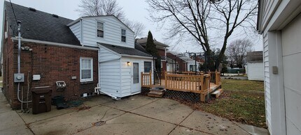 1866 Lochmoor Blvd in Grosse Pointe Woods, MI - Building Photo - Building Photo