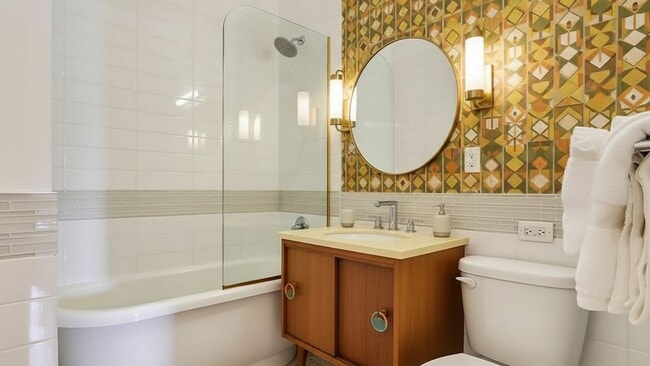 144 1st St, Unit 11S in Jersey City, NJ - Foto de edificio - Building Photo