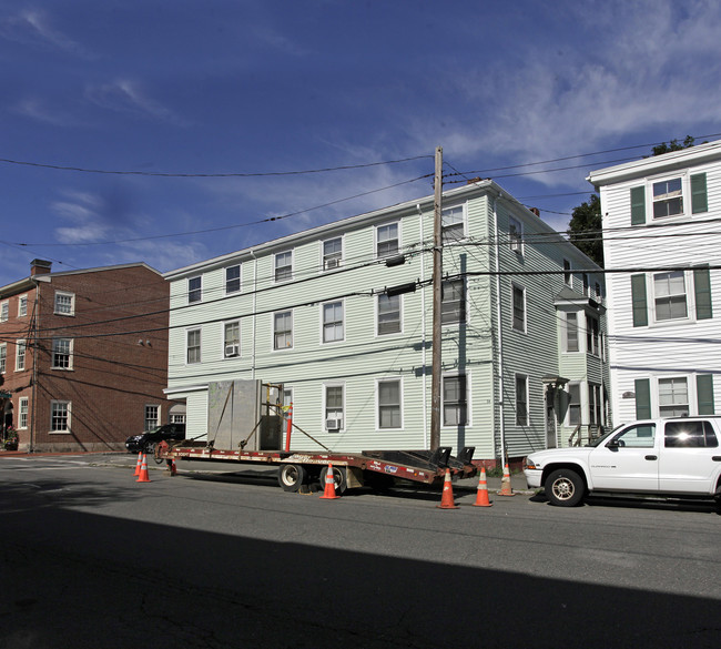 73 Middle St in Newburyport, MA - Foto de edificio - Building Photo