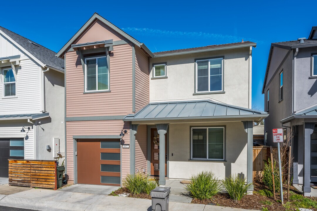 Potrero in Sacramento, CA - Building Photo