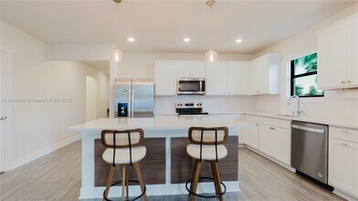 3001 Hibiscus Ave in Oakland Park, FL - Building Photo - Building Photo