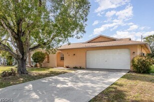 922 SE 25th Ln in Cape Coral, FL - Building Photo