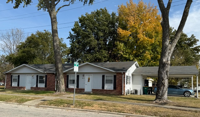 590 5th St in Carlyle, IL - Building Photo