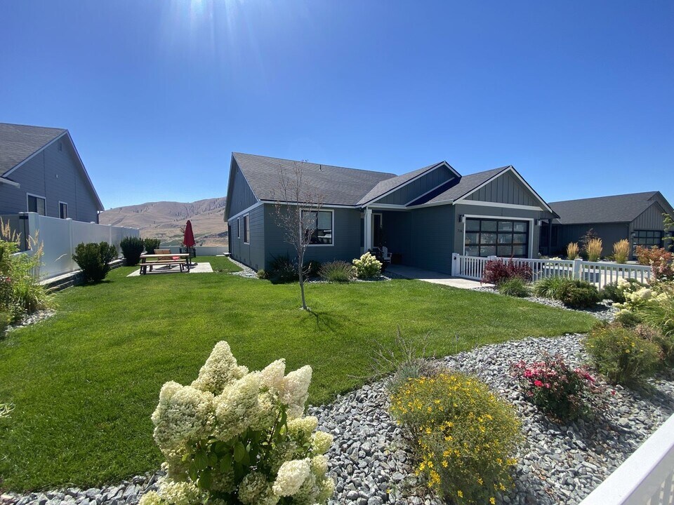 716 W Golf Course Dr in Chelan, WA - Foto de edificio
