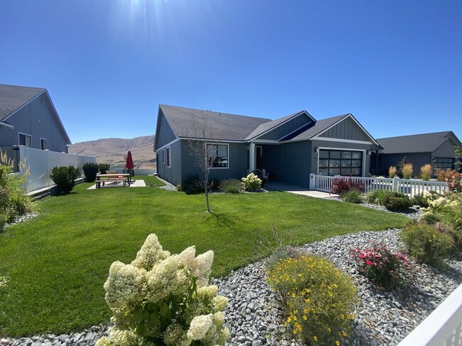 property at 716 W Golf Course Dr