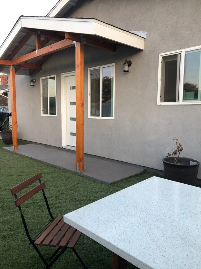 8802 Kittyhawk Ave, Unit 8802 in Los Angeles, CA - Building Photo - Building Photo