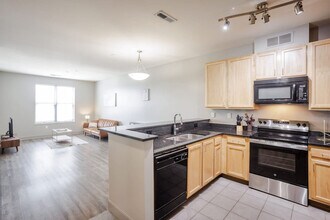 121 E Freedom Way in Cincinnati, OH - Foto de edificio - Building Photo