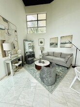 7700 Collins Ave in Miami Beach, FL - Foto de edificio - Building Photo