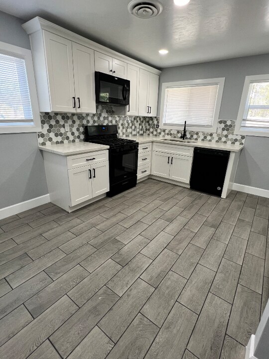 325 Lincoln Ave in Bakersfield, CA - Building Photo