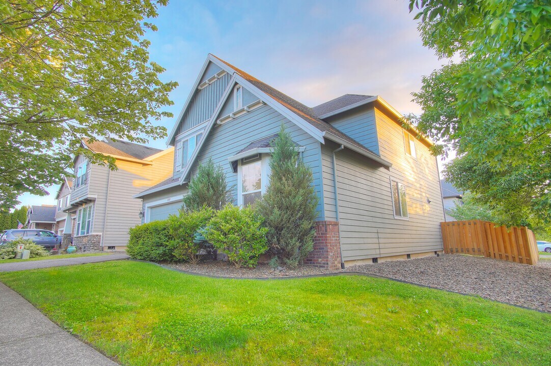 2727 N Crater Ln in Newberg, OR - Foto de edificio