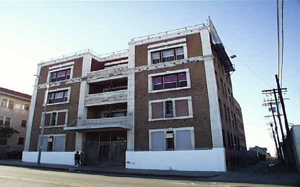 1665 W 11th Pl in Los Angeles, CA - Building Photo