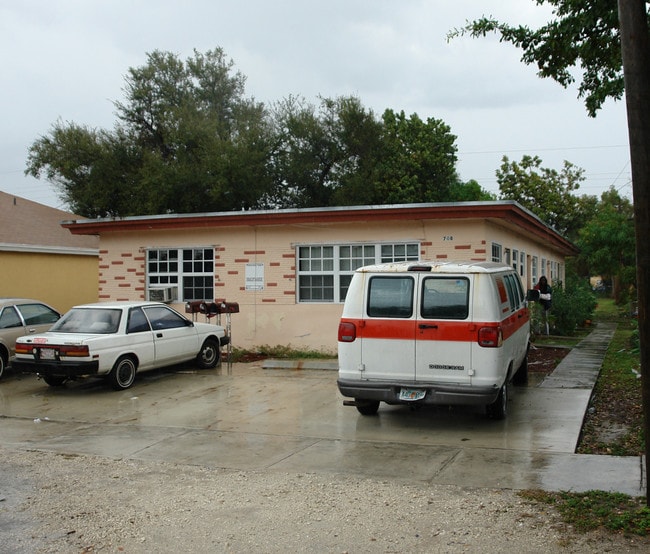 708 SW 8th St in Hollywood, FL - Building Photo - Building Photo