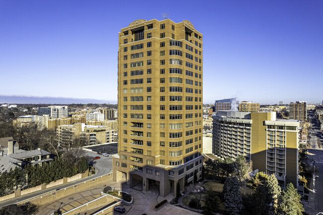 Alameda Towers in Kansas City, MO - Foto de edificio - Building Photo