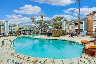 Oaks at Greenview in Houston, TX - Building Photo