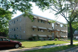 Town Manor Apartments in Minneapolis, MN - Building Photo - Building Photo