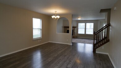 898 Stonehurst Dr in Franklin, IN - Building Photo - Building Photo