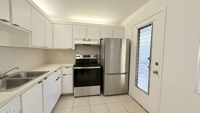 1302 NE 191st St, Unit A-118 in North Miami Beach, FL - Building Photo - Building Photo