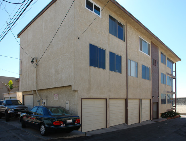 1201 Seal Way in Seal Beach, CA - Building Photo - Building Photo