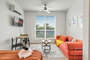 596 W 9th St in Dallas, TX - Building Photo