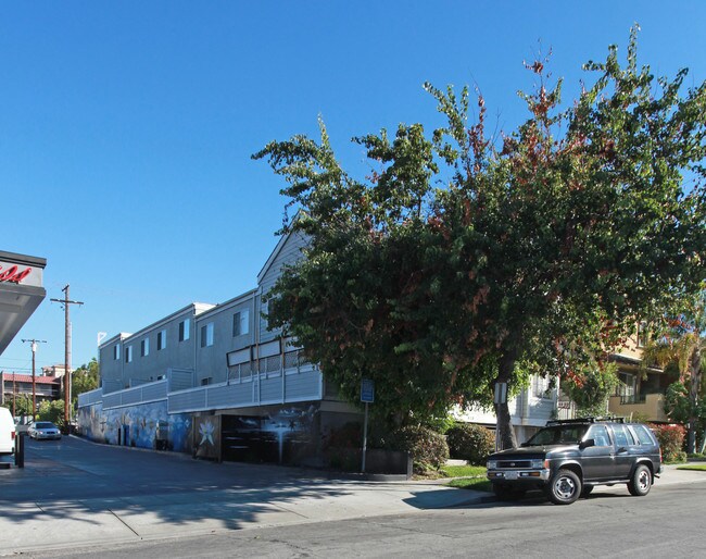 419 E Tujunga Ave in Burbank, CA - Building Photo - Building Photo