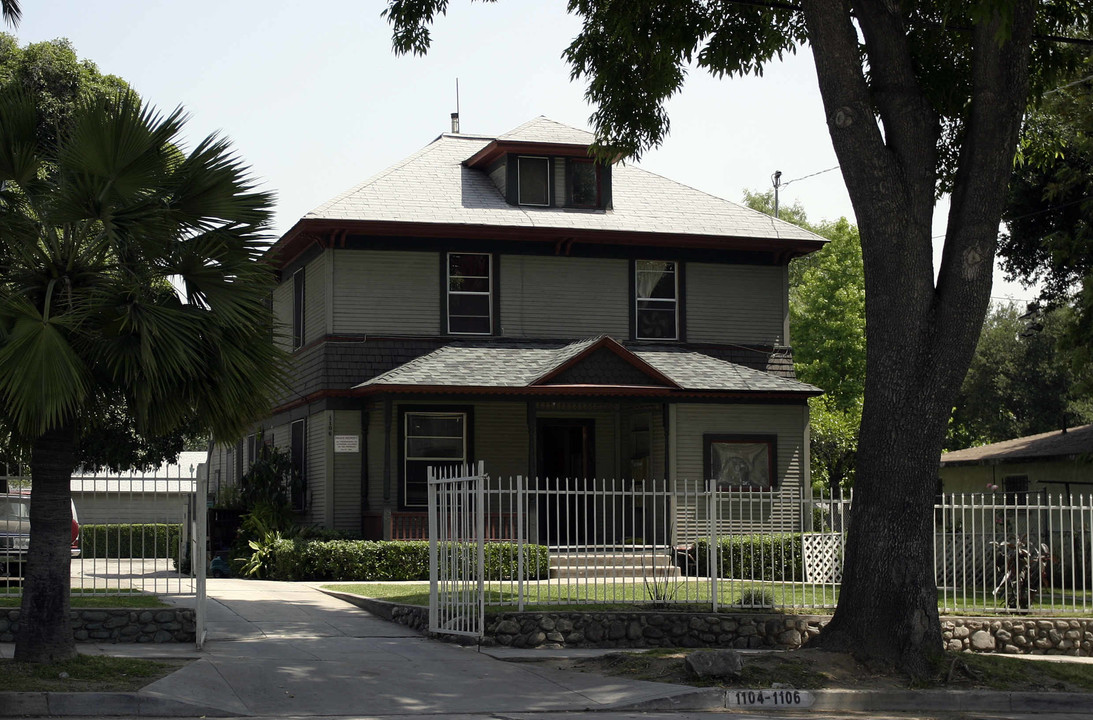 1098 N Raymond Ave in Pasadena, CA - Building Photo