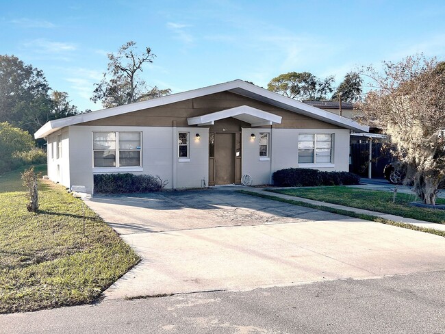 property at 907 Lake Jessie Dr