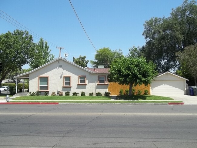 2004 N Palm Ave in Fresno, CA - Building Photo - Building Photo
