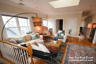 55 Hobart St in Boston, MA - Building Photo