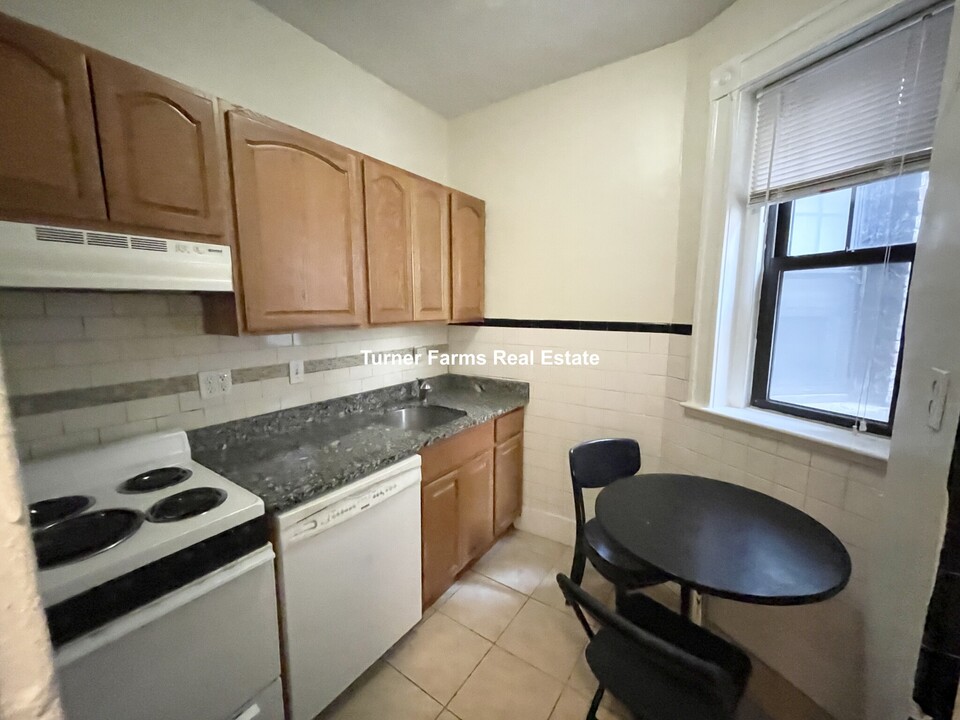 136 Hemenway St, Unit 20 in Boston, MA - Building Photo