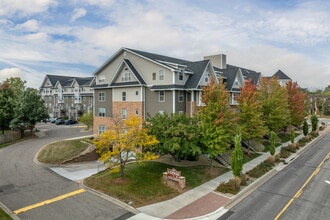 Lodge Apartments at Little Canada in Little Canada, MN - Foto de edificio - Building Photo