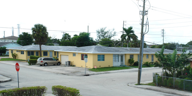 Bears Apartments in Lake Worth, FL - Foto de edificio - Building Photo