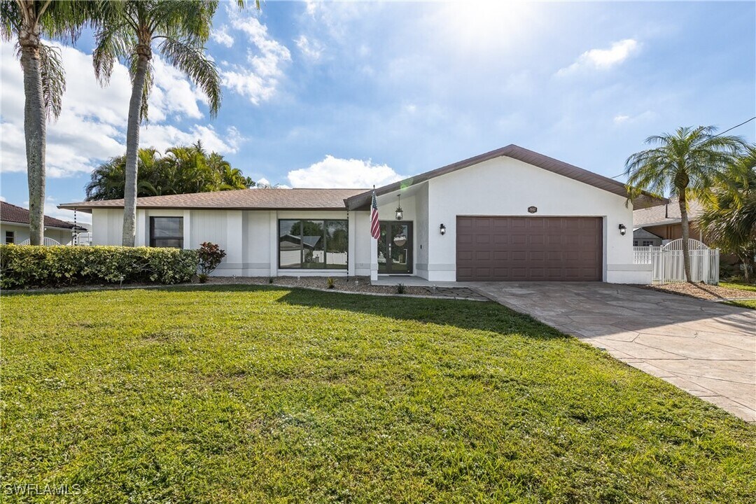 1932 SE 9th Terrace in Cape Coral, FL - Foto de edificio