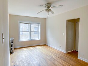 1036 W Dakin St, Unit 3914-3W in Chicago, IL - Building Photo - Building Photo