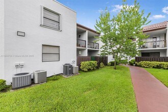 9407 Fontainebleau Blvd in Miami, FL - Building Photo - Building Photo