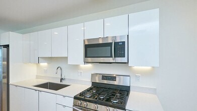 251 Meridian St, Unit #402 in Boston, MA - Building Photo - Building Photo